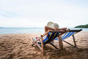 férias de verão na praia olhando para o céu foto