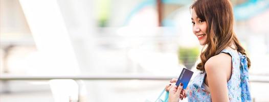 mulher de compras com tamanho de banner de cartão de crédito foto