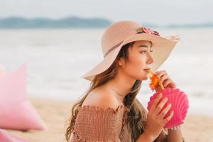 jovem bebe coquetel de refresco. foto