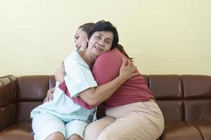 a mãe asiática doente no hospital estava abraçando a filha com alegria.