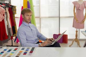 designers de costura masculinos profissionais no escritório têm uma variedade de esquemas de cores de tecido. foto