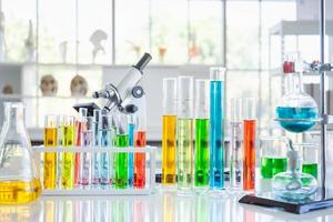 vários tubos de vidro e equipamentos usados em laboratórios científicos, em mesas, em laboratórios, tente pesquisar foto