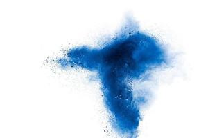 explosão de pó azul abstrato sobre fundo branco. respingo de partículas de poeira azul. foto