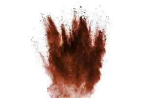 explosão de partículas de poeira vermelha no respingo de areia background.red branco. foto