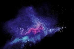 explosão de poeira azul-rosa abstrata em fundo preto. foto