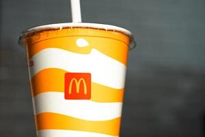 um copo com um milk-shake ou uma bebida gelada com um close do logotipo do mcdonald. cadeias de restaurantes de fast food. Rússia, Kaluga, 21 de março de 2022. foto