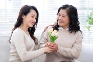 imagem de mãe e filha asiáticas em casa foto