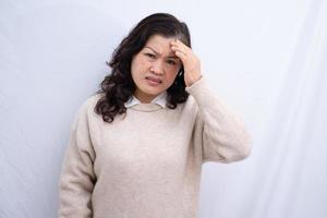 retrato de mulher asiática sênior em fundo branco foto