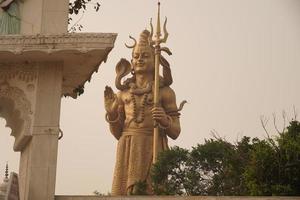 senhor shiva, estátua magnífica e alta de mahadev foto