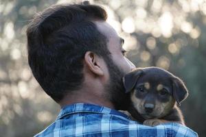 menino com um cachorrinho fofo no parque foto