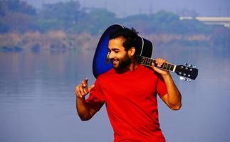 homem tocando violão no barco. foto