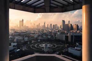 nascer do sol sobre a cidade de bangkok com monumento rotunda wongwianyai no distrito comercial na tailândia foto