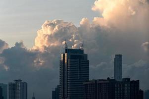 arranha-céus no distrito de negócios em bangkok foto