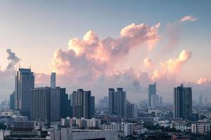 cidade de bangkok com arranha-céus de manhã no distrito empresarial foto