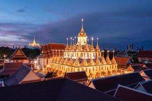 castelo de metal dourado iluminado, wat ratchanatdaram woravihara, templo loha prasat pela manhã em bangkok foto