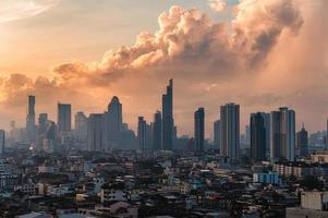 arranha-céus no distrito comercial central com céu dramático colorido na cidade de bangkok foto