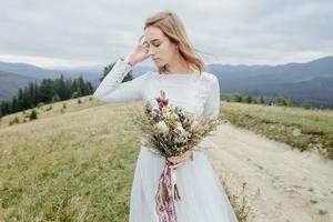 ensaio fotográfico da noiva nas montanhas. foto de casamento estilo boho.