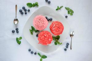 delicioso bolinho em um prato branco sobre um fundo branco. foto