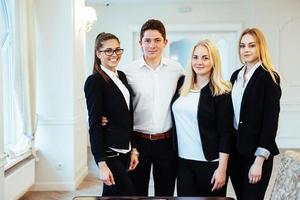 grupo de estudantes olhando felizes e sorrindo foto