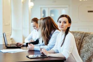 alunos com laptops e tablet foto