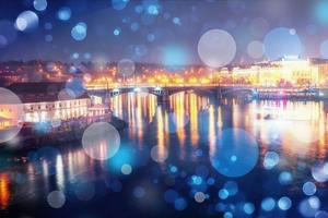 vista noturna do rio vltava e pontes em praga. foto