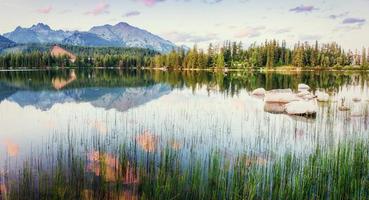 Lago majestoso da montanha em tatra alto do parque nacional. strbske ples foto