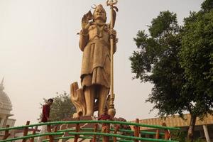 senhor shiva, estátua magnífica e alta de mahadev foto