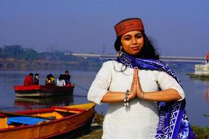 Himachal mulheres bonitas em trajes tradicionais ou custome de himachal pradesh foto