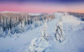 fantástica paisagem de inverno nas montanhas. pôr do sol mágico em um foto