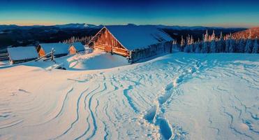 fantástica paisagem de inverno, os degraus que levam à cabana. foto