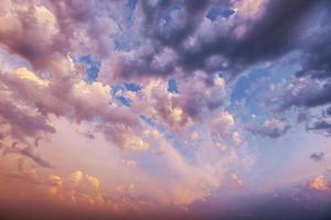 nuvens cumulus ao pôr do sol. Cárpatos, Ucrânia, Europa. foto