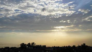 nuvem escura no céu na aldeia foto