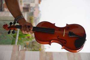 imagens de violino na mão em casa foto