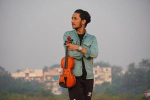 músico tocando violino. música e conceito de tom musical. imagens de homem músico foto