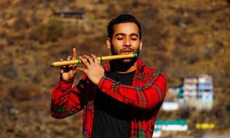 homem com flauta indiana bansuri fechar imagem foto