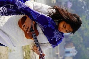 mulheres tocando violão ukulele na fazenda foto