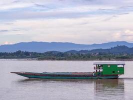 barco no rio mekong em chiang saen, província de chiang rai, tailândia foto