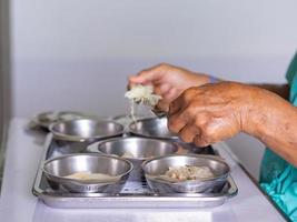 paciente de homem sênior comendo alimentos na cama no hospital foto