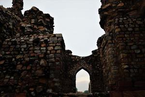 arquitetura antiga perto de qutub minar foto