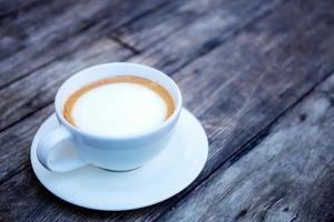 xícara de café na mesa de madeira. foto