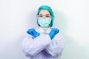 médico cientista usando máscara facial, óculos ou óculos de proteção e traje de proteção para combater a pandemia de coronavírus covid-19, quarentena de ameaça de pandemia de coronavírus, conceito médico e de saúde. foto