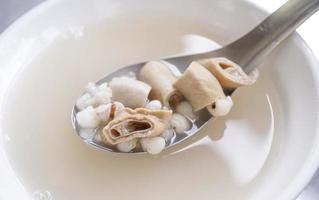 sopa de quatro tônicas, sopa de quatro ingredientes com sabor de ervas. Deliciosa comida de rua taiwanesa com lágrimas de trabalho, intestinos de porco, close-up, copie o espaço foto