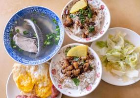 carne de porco assada sobre arroz - taiwan famosa iguaria tradicional de comida de rua. porco estufado com soja no arroz. conceito de design de viagens. vista superior, copie o espaço, feche foto