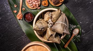 zongzi, deliciosos bolinhos de arroz cozidos no vapor no vapor. close-up, copie o espaço, famosa comida saborosa asiática no festival de duanwu de barco de dragão foto