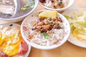 carne de porco assada sobre arroz - taiwan famosa iguaria tradicional de comida de rua. porco estufado com soja no arroz. conceito de design de viagens. vista superior, copie o espaço, feche foto