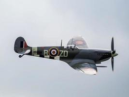 biggin hill, kent, reino unido, 2014. spitfire mh434 voando sobre o aeródromo de biggin hill foto