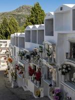 casares, andalucia, espanha, 2014. vista do cemitério em casares espanha em 5 de maio de 2014