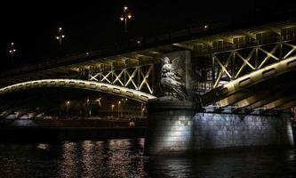 budapeste, hungria, 2014. ponte margaret iluminada à noite em budapeste foto