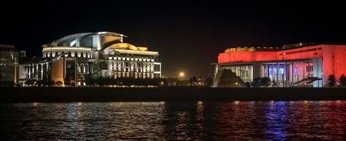 budapeste, hungria, 2014. teatro nacional e museu ludwig iluminado à noite em budapeste foto