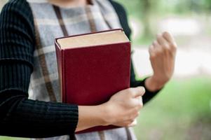 imagens de mão e conceito de educação de livros com espaço de cópia foto